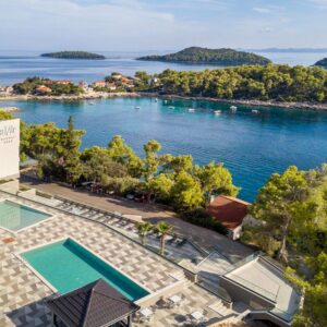 Ostrov Korčula v Alfir Resortu **** s polopenzí, soukromou pláží a venkovními bazény + lehátka a slunečníky