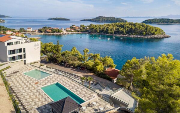 Ostrov Korčula v Alfir Resortu **** s polopenzí, soukromou pláží a venkovními bazény + lehátka a slunečníky