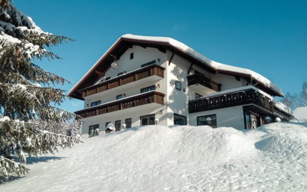 Bavorsko a Šumava: Penzion Šumaváček u českých a bavorského skiareálu se snídaní nebo polopenzí a kuželkami