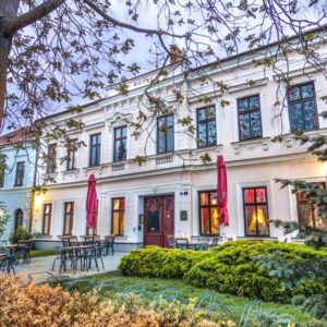 Romantika na Jižní Moravě: Hotel Drnholec *** s polopenzí a relaxem v privátních lázních + sekt a jahody