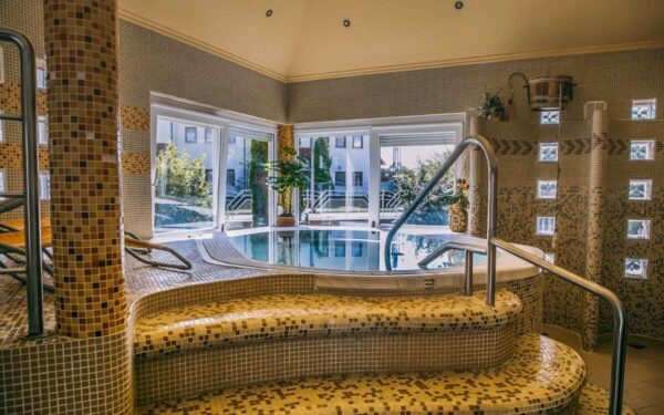 Zalakaros u lázní v Aqua Therm Hotelu *** s neomezeným wellness, snídaněmi, zapůjčením kol a slevami + hřiště