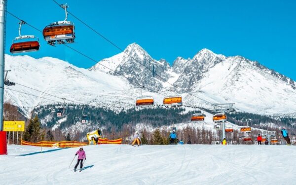 Vysoké Tatry u ski areálů: Pobyt v Royal Village se snídaní formou bufetu + vstup do wellness a Prosecco