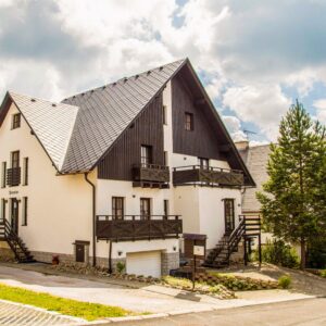 Pobyt v Krkonoších blízko atrakcí: Harrachov v Penzionu U Bernardýna s polopenzí a slevou na bobovou dráhu