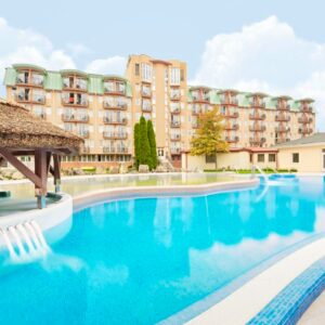 Hévíz 400 m od termálního jezera: 4* Hotel Európa Fit s polopenzí, dvoupatrovým wellness a animačním programem