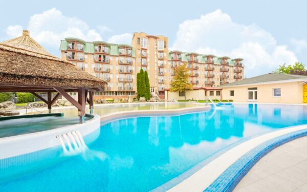Hévíz 400 m od termálního jezera: 4* Hotel Európa Fit s polopenzí, dvoupatrovým wellness a animačním programem