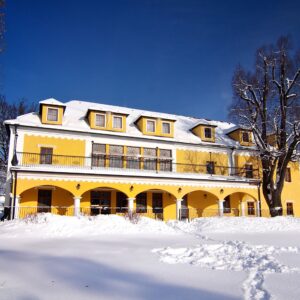 Vysoké Tatry 900 m od ski areálu v zámečku Kaštieľ Lučivná *** se snídaní formou bufetu a slevou do aquaparku