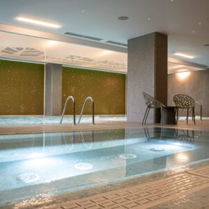 Stylový RM Hotel Wellness & Congress **** blízko Bojnic s polopenzí, wellness a fitness zónou + welcome drink