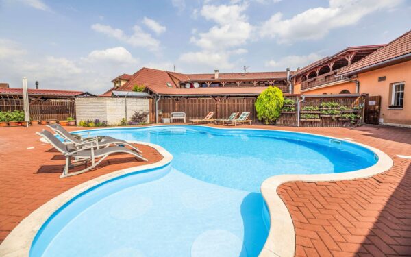 Pobyt u Litovelského Pomoraví a Olomouce: 3* Hotel Aldo se snídaní či polopenzí a bazénem + bowling a kulečník