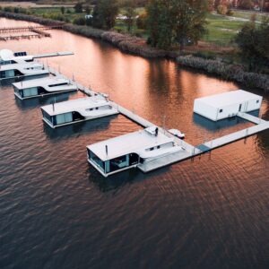 Mielno mezi mořem a jezerem: Domky na vodě Grand HT Houseboats se snídaňovým košíkem, saunou a bohatým vyžitím