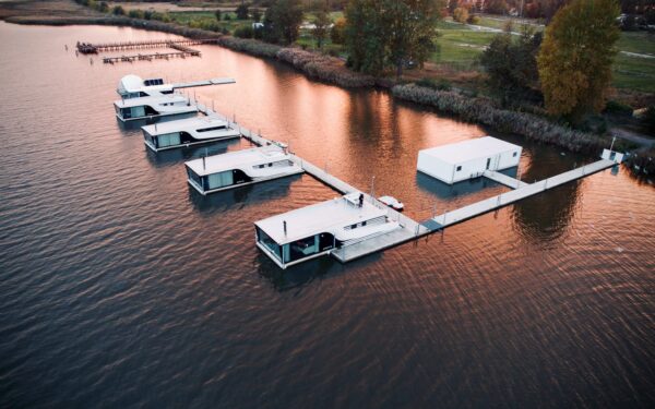Mielno mezi mořem a jezerem: Domky na vodě Grand HT Houseboats se snídaňovým košíkem, saunou a bohatým vyžitím