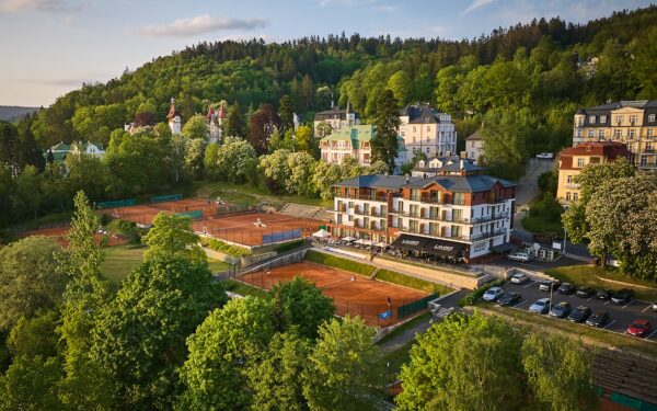 Mariánské Lázně: Luxusní Hotel Queens **** s neomezeným wellness centrem (bazén, vířivka, sauny) a polopenzí