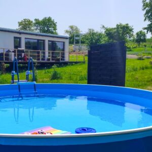 Pobyt v přírodě u Olomouce ve stylovém TINY HOUSE Black Swallow až pro 4 osoby + snídaně a venkovní bazén