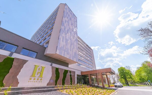 Pobyt na břehu Balatonu v Hotelu Helikon **** s polopenzí a neomezeným wellness s bazénem, vířivkami a saunami