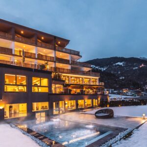 Tyrolsko nedaleko NP a ski areálů ve 4* Tuberis Nature & Spa Resortu s polopenzí a wellness + bohatý program