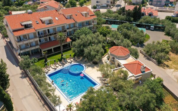 Chorvatsko: Pag jen 3 km od pláže Zrće v apartmánu pro 2 až 4 osoby v Aparthotel Resortu Trcol **** s bazénem
