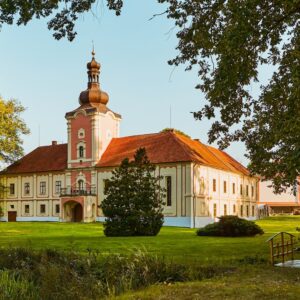 Pobyt nedaleko Prahy na rodinném Zámku Lešany v jednom ze stylových pokojů + snídaně formou bufetu a bowling
