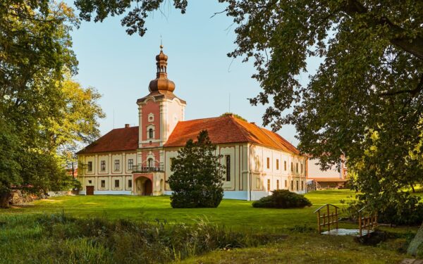 Pobyt nedaleko Prahy na rodinném Zámku Lešany v jednom ze stylových pokojů + snídaně formou bufetu a bowling