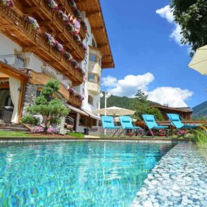 Tyrolsko u jezera Achensee v Alpenhotelu Tyrol **** se snídaněmi, wellness a místní dopravou + welcome drink