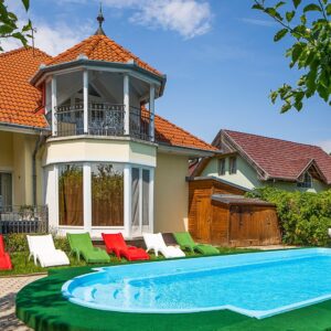 Pobyt 400 m od Balatonu v Admiral Family Resortu **** s neomezeným wellness, venkovním bazénem a polopenzí