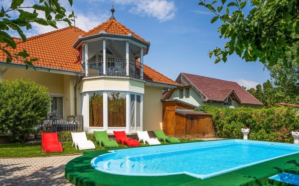 Pobyt 400 m od Balatonu v Admiral Family Resortu **** s neomezeným wellness, venkovním bazénem a polopenzí