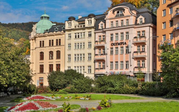 Centrum Karlových Varů u kolonády a divadla v Olympia Wellness Hotelu **** s polopenzí, wellness a procedurami