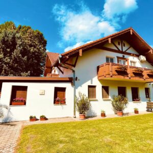 Dovolená jen 800 m od Balatonu v Sommer Pensionu se snídaní či polopenzí, venkovním bazénem a dětským hřištěm