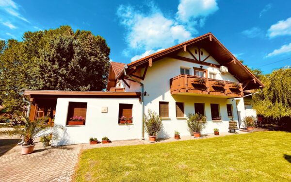 Dovolená jen 800 m od Balatonu v Sommer Pensionu se snídaní či polopenzí, venkovním bazénem a dětským hřištěm