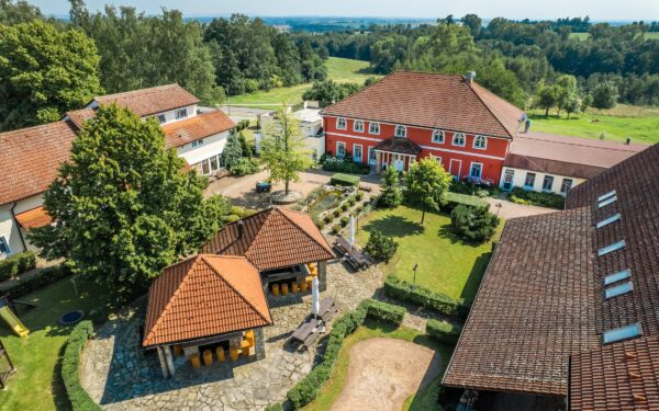 Podkrkonoší blízko hospitálu Kuks: Farma Nová Amerika se snídaní + dětské hřiště a vstupenka do zoo pro děti