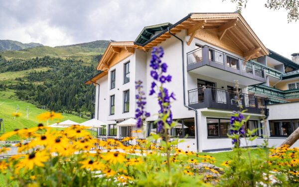 Tyrolsko plné zážitků: 4* Berghotel Hochfügen s polopenzí, neomezeným wellness a výbavou na turistiku + dárek