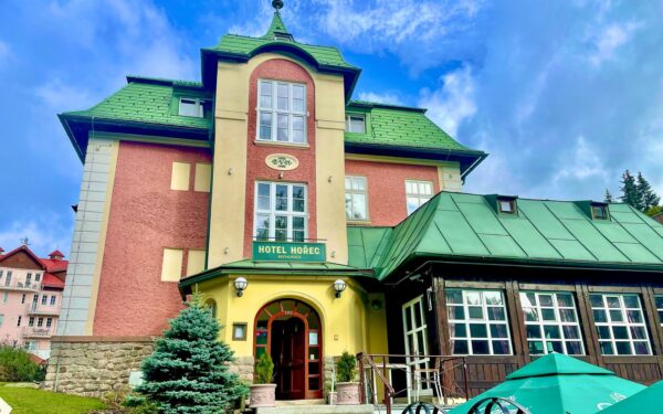 Krkonoše: Dovolená v Peci pod Sněžkou v Hotelu Hořec **** s polopenzí, vstupem do sauny a welcome drinkem