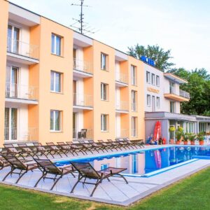 Piešťany přímo u přehrady Sĺňava: Hotel Korekt *** s polopenzí, venkovními bazény s lehátky a dětským hřištěm