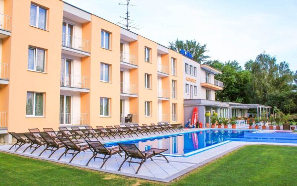 Piešťany přímo u přehrady Sĺňava: Hotel Korekt *** s polopenzí, venkovními bazény s lehátky a dětským hřištěm