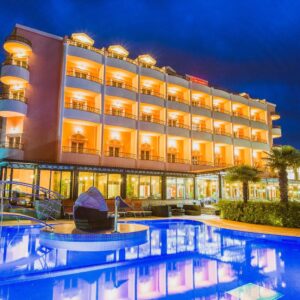 Vodice jen 200 metrů od pláže v Hotelu Miramare **** se snídaní či polopenzí a venkovním bazénem + dítě zdarma