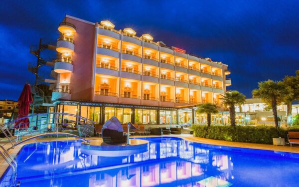 Vodice jen 200 metrů od pláže v Hotelu Miramare **** se snídaní či polopenzí a venkovním bazénem + dítě zdarma