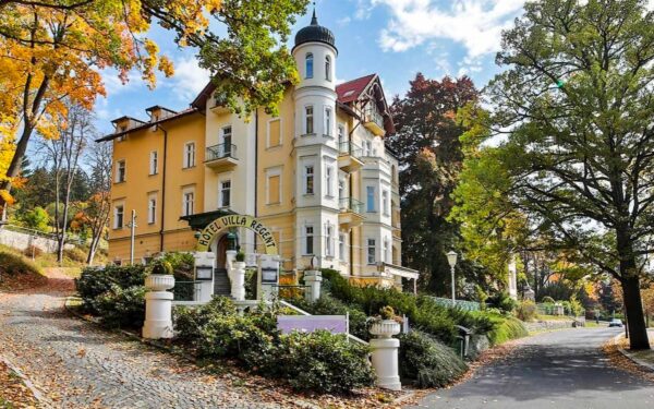 Mariánské Lázně nedaleko centra v historickém B&B Villa Hotelu *** se snídaněmi + zkrášlovací služby v salonu