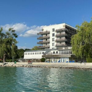 Pobyt na břehu Balatonu ve Világos Hotelu Balatonvilágos s polopenzí, wellness a soukromou pláží + vyžití