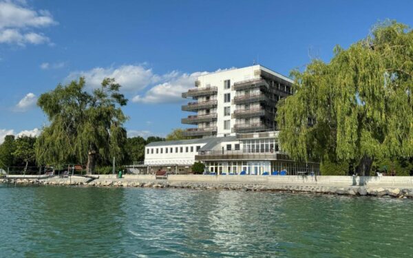 Pobyt na břehu Balatonu ve Világos Hotelu Balatonvilágos s polopenzí, wellness a soukromou pláží + vyžití