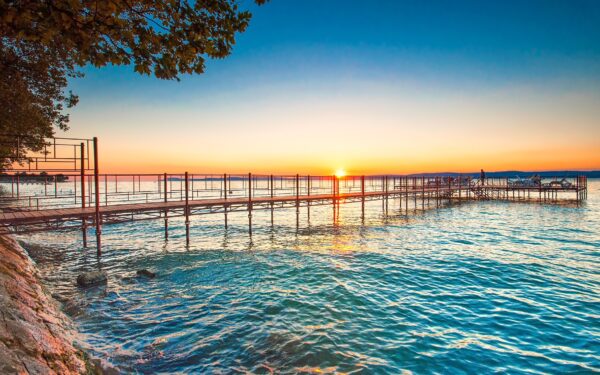 Maďarsko jen 100 metrů od břehu Balatonu a v blízkosti lázní: Hotel Nostra *** se snídaní + relaxační zahrada