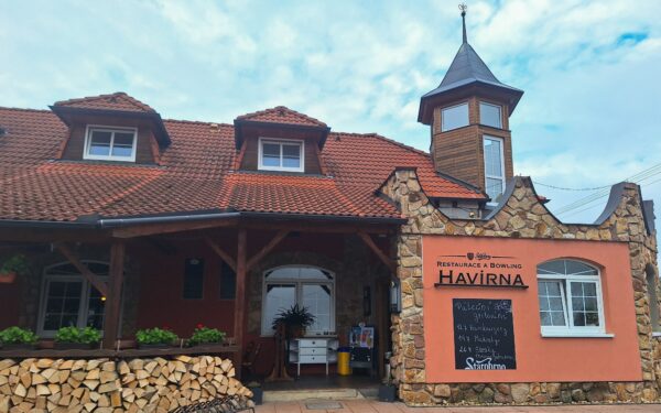 Moravský kras u zámku v Letovicích: Penzion Havírna se snídaní nebo polopenzí a bowlingem + litr sudového vína