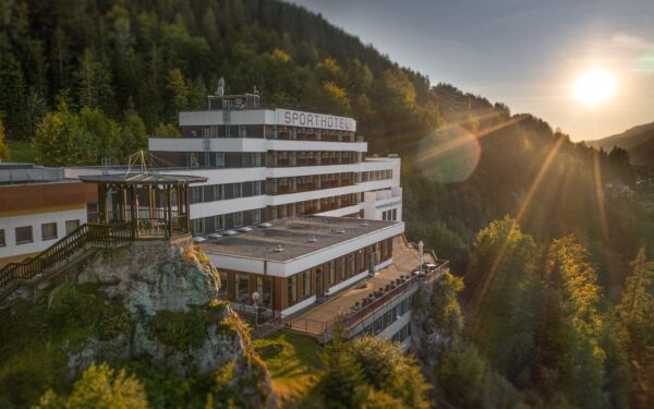 Vídeňské Alpy ve Sporthotelu am Semmering *** s polopenzí, neomezeným wellness a fitness + lanový park