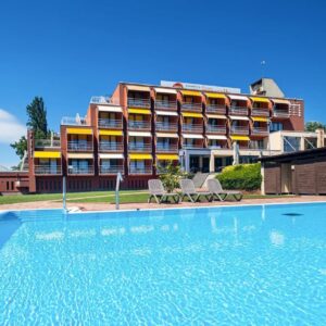 Balaton pár kroků od břehu: Hotel Margaréta **** s polopenzí a neomezeným wellness (bazény, sauny, vířivky)