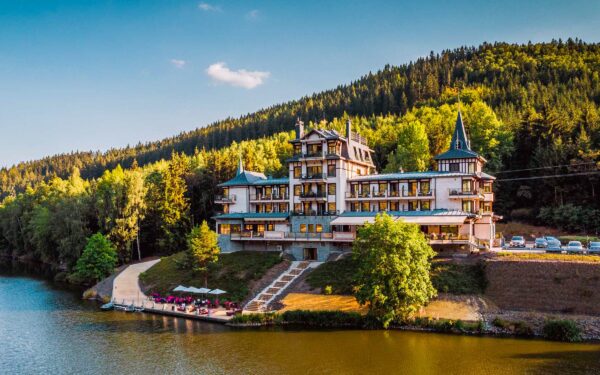 Luxusní relaxační pobyt u Karlových Varů v 5* Retro Riverside Wellness Resortu se snídaní, wellness a masáží