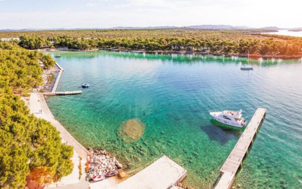 Severní Dalmácie v Crvena Luka Hotelu IN **** s bufetovými snídaněmi a wellness + vstup na soukromou pláž