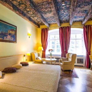 Luxusní Hotel Tyn Yard Residence **** v srdci Prahy jen 200 m od Staroměstského náměstí se snídaněmi v kavárně