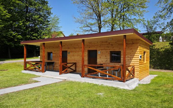 Beskydy stylově v chatce s verandou v Campingu Rožnov pod Radhoštěm se snídaněmi a sportovním vyžitím + bazén