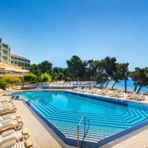 Orebič přímo na pláži v Aminess Grand Azur Hotelu **** s all inclusive light a bazénem s lehátky a slunečníky