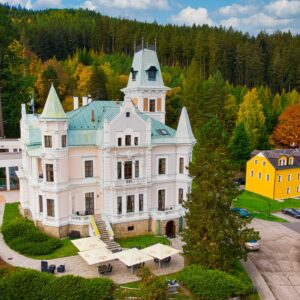 Karlovy Vary: Zámecký pobyt v Chateau Cihelny **** se snídaní či polopenzí, neomezeným wellness a masáží