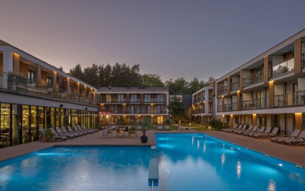 Baltské moře jen pár kroků od pláže: Saltic Resort & Spa Grzybowo se snídaněmi + bazény, sauny a vířivky